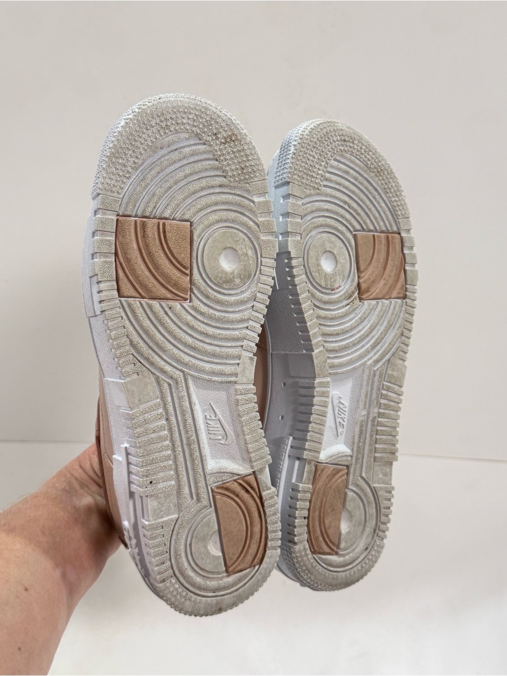 NIKE WOMEN'S blush/taupe Air Force 1 Low top sneaker size 7 - Picture 9 of 9